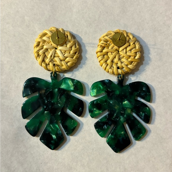 Tropical green monstera resin dangly earrings - Picture 4 of 4
